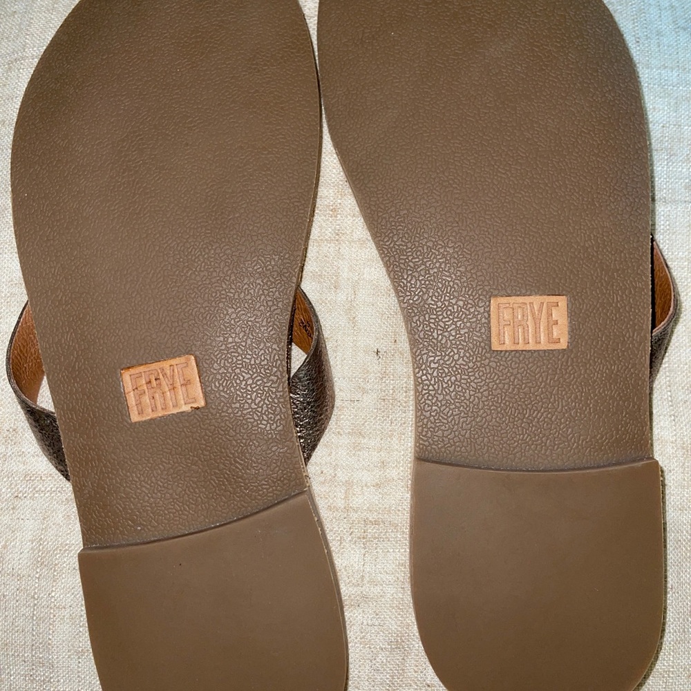 FRYE leather flip flops. Bronze size 8 NWOT - Picture 4 of 4